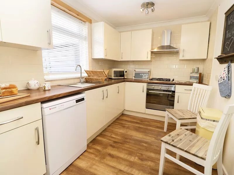 THE HIDE AWAY, pet friendly, with a garden in Marske-By-The-Sea