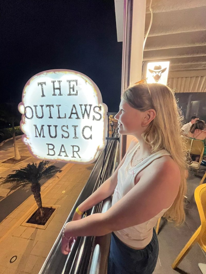 The Outlaws Bar-Mogan