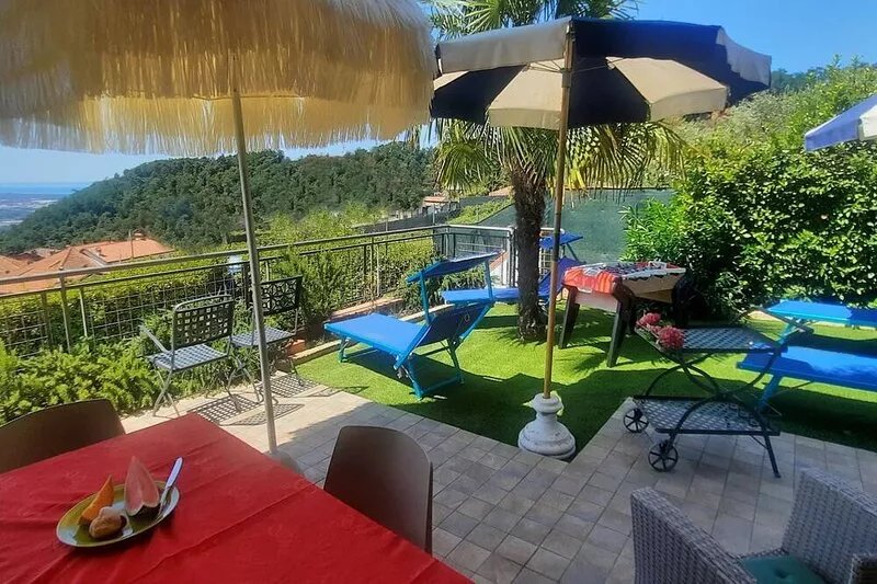 Villa Bellevue Corsanico, private pool and parking, easily accessible, sea view