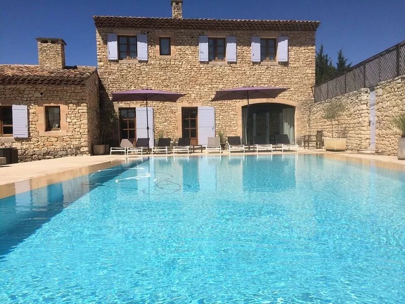 Luberon: prestigious villa with infinity swimming pool and large garden