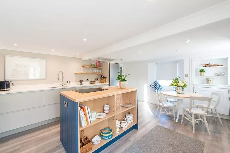 Towncentre house and  parking.Sleeps 8 in 4 bedrooms and 3 b/rooms.Walk to