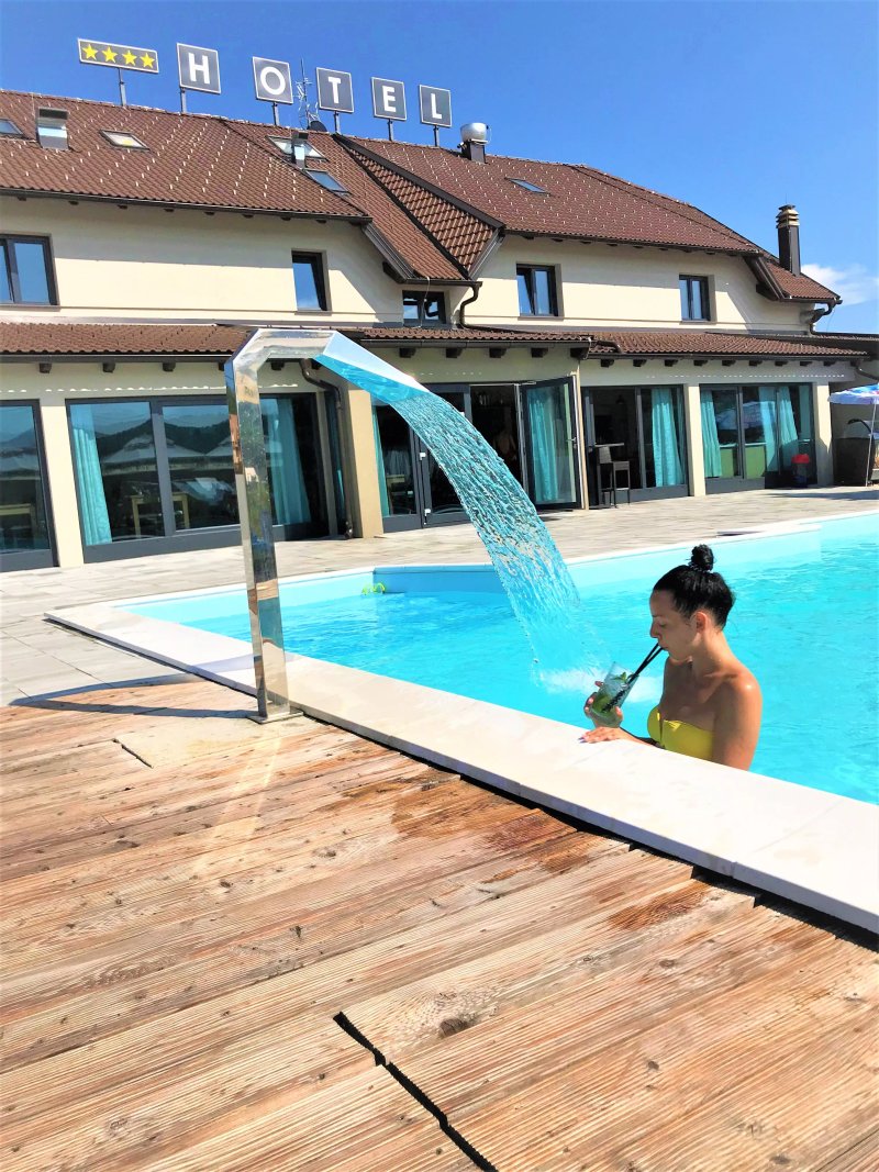 16 Lakes Hotel