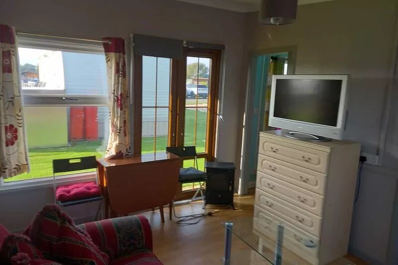 chalet 5 mins beaches,cinema,town centre,local bar and restaurant on site. 2 bed