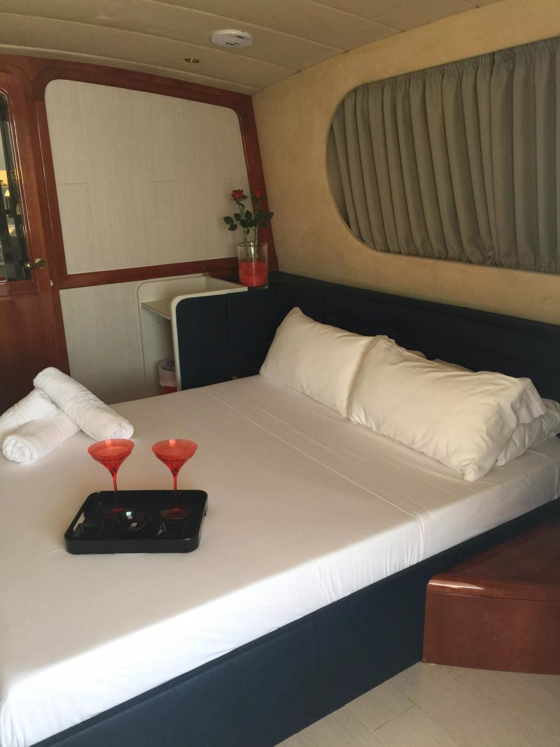 Sixlove Yacht Hotel