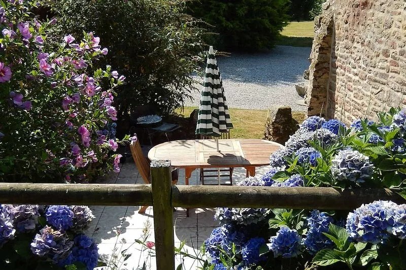 3 houses with 6x3 beds, approx. 1 hectare of land and a swimming pool.