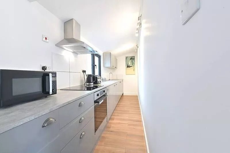 Cheerful 1BD Cottage with Parking Nr Guildford