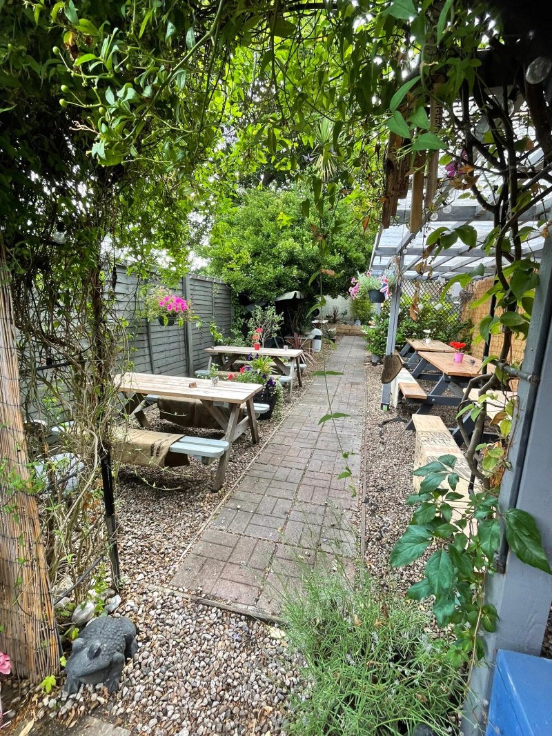No. 142 Cafe & Bar