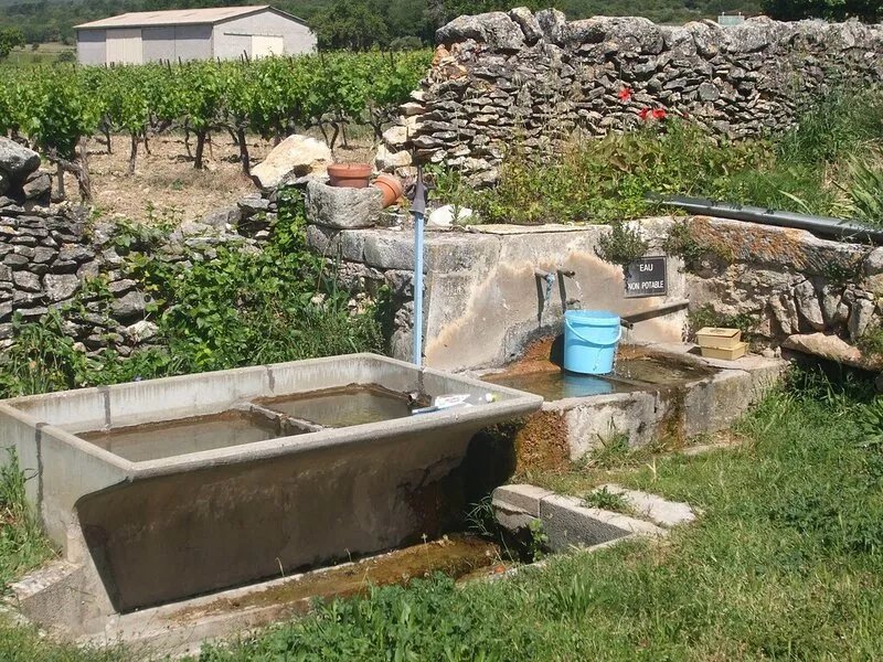 Hamlet house in Saint Saturnin-lès-Apt in the heart of the vineyards in the