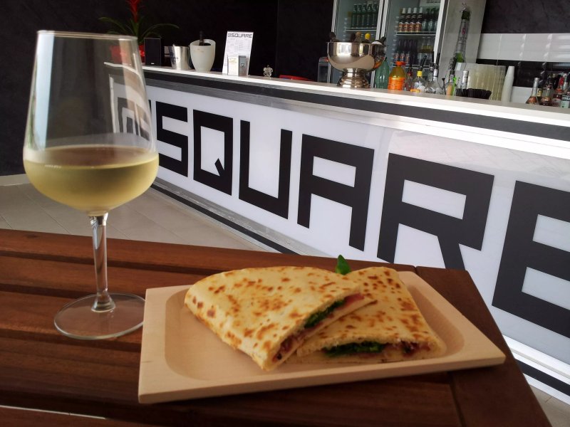 Square DJ Street Bar