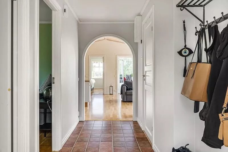 Beautiful house next to Burvik Golf of a high standard with a lake view