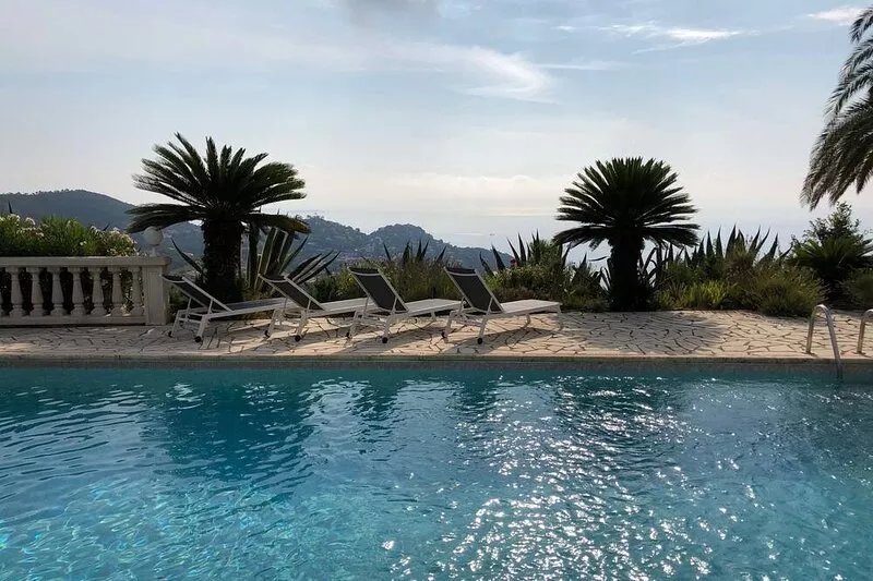 Magnificent villa on flat ground enjoying a superb sea view and Esterel