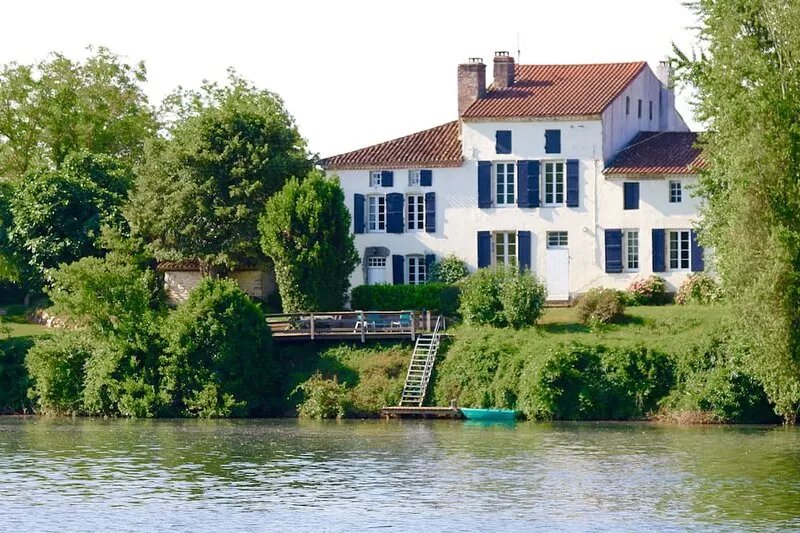 Beautiful 18th century property on the banks of the river Lot