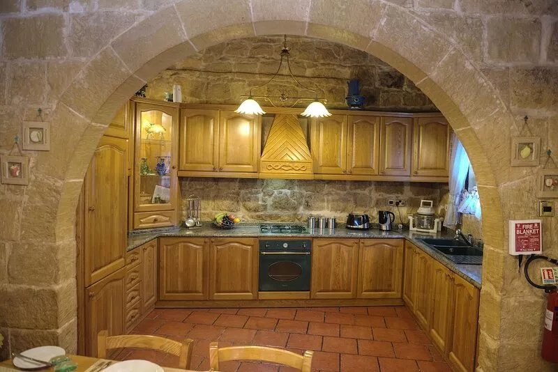 Id-Dwejra Character House with Luxury Pool and Jacuzzi, near St Peters Pool Bay