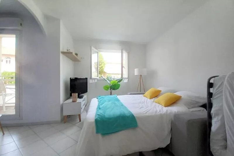 Adorable studio 200m from the sea. Fresh, well equipped and close from shops.