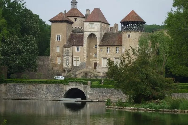 Pretty Clunisois farmhouse, near Cormatin, Taizé and Cluny, nearby greenway