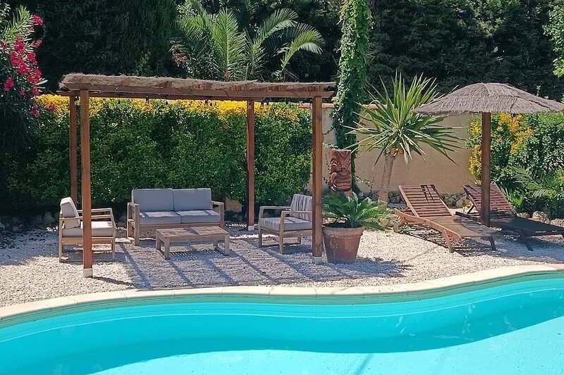 Apartment in villa with private pool and garden, 3 bedrooms, warm welcome.