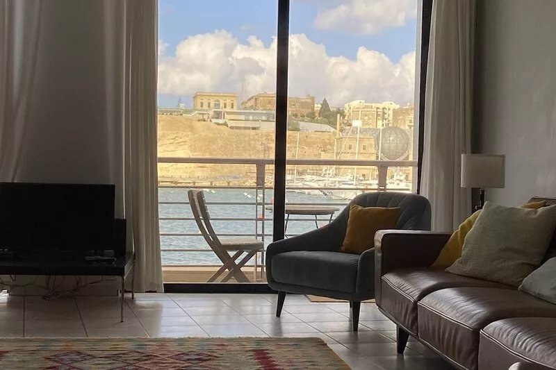Seafront apartment with stunning 180 degree historic harbour views
