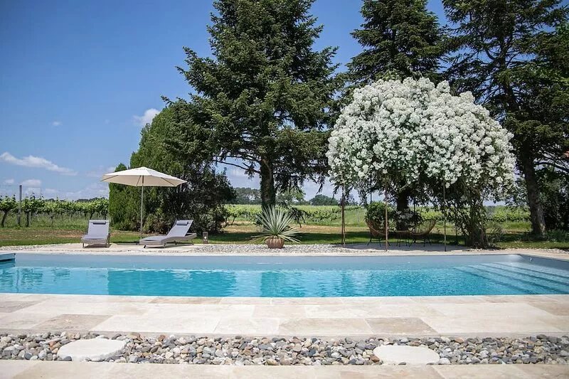 Le Caillau, Luxury gite with heated pool, jacuzzi & Café in the vineyards
