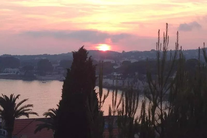 Elegant one bedroom flat, 50m from sandy beach , 100m from shops and restaurants