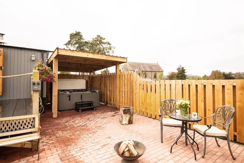 Rose -  a shepherds hut that sleeps 2 guests  in 1 bedroom