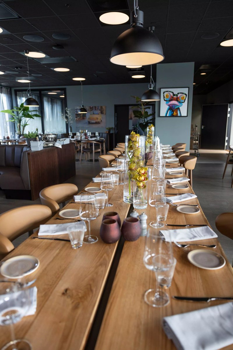 1624 Restaurant & Bar
