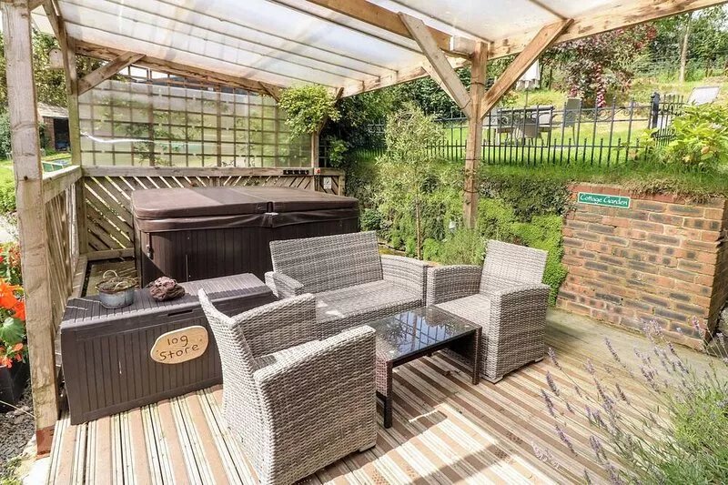 FFYNNONLWYD COTTAGE, family friendly, with hot tub in St Clears