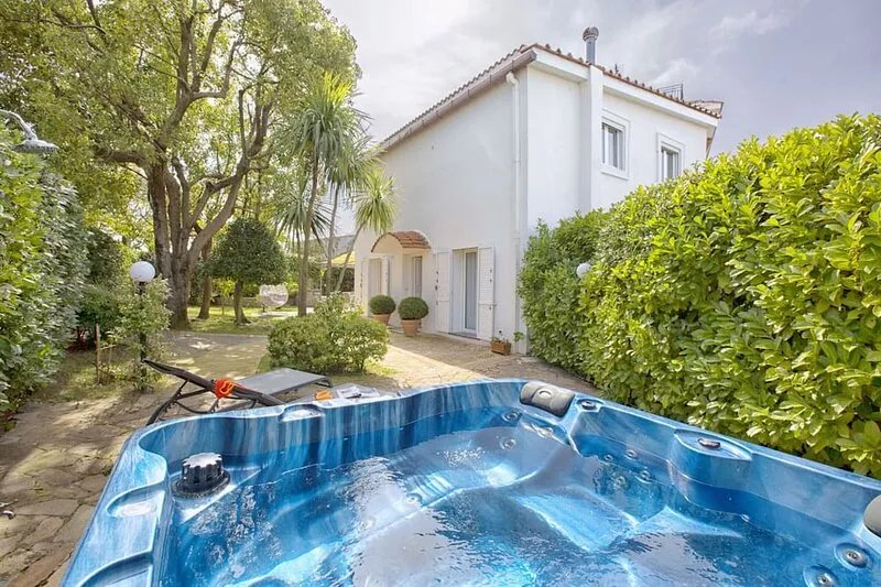 AMORE RENTALS - Resort Ravenna - Villa Dama with Hot Tub, Shared Swimming Pool