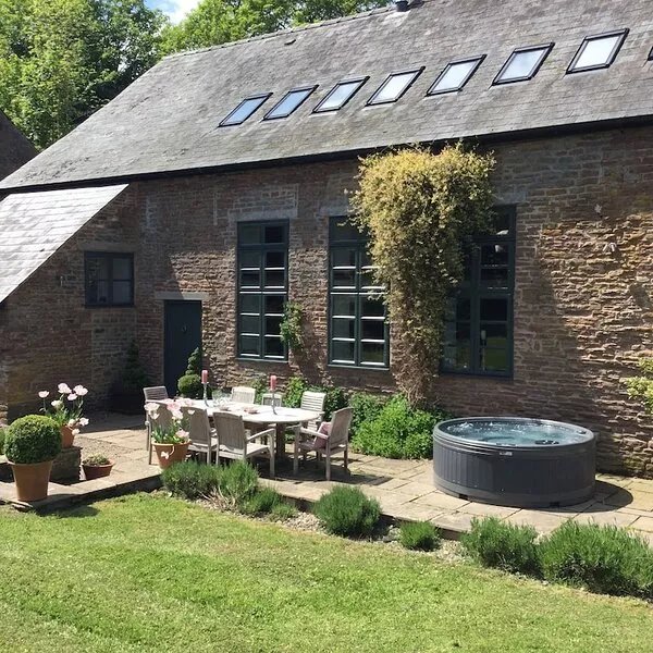 Luxury Barn Conversion sleeps 11 in idyllic Herefordshire countryside
