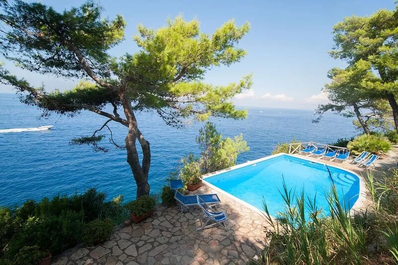 Villa with sea water swimming pool and direct access to the sea