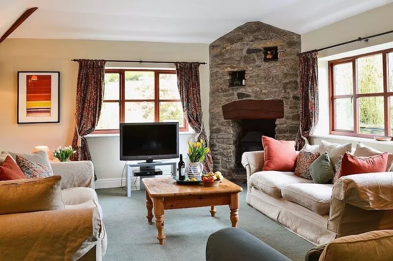 From its wonderful elevated position, The Linhay overlooks an Area of