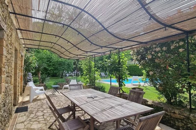 Noëmie's house near Sarlat, charm and heated pool.