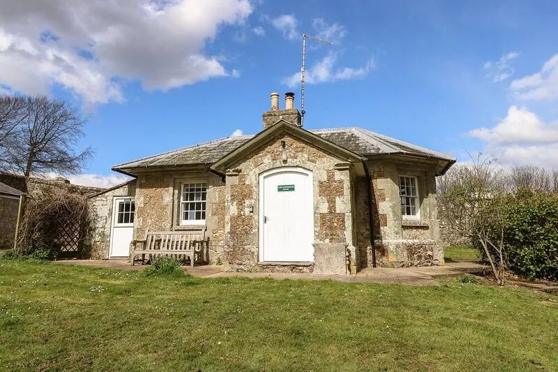 THE GATE HOUSE, pet friendly, character holiday cottage in Wroxall