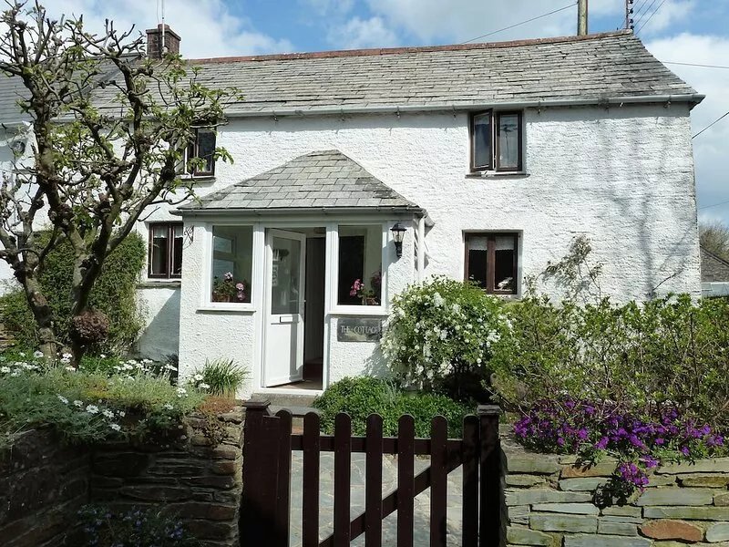 Romantic cosy cottage, pet friendly with pretty garden near Padstow and beaches