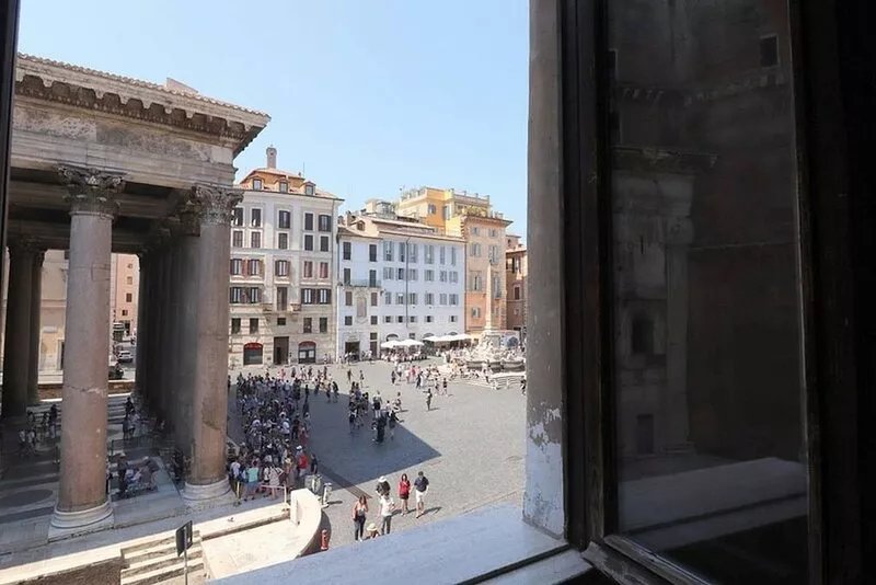 The ancient residence with a splendid view of the Pantheon