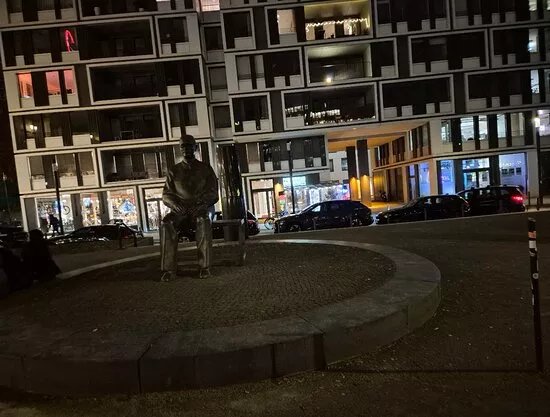 Bertold Brecht Statue