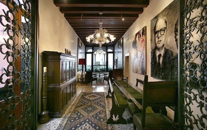 Muazzo Palace:Balcony Canal sleeps 8  gym sauna .small deposit. Luggage storage