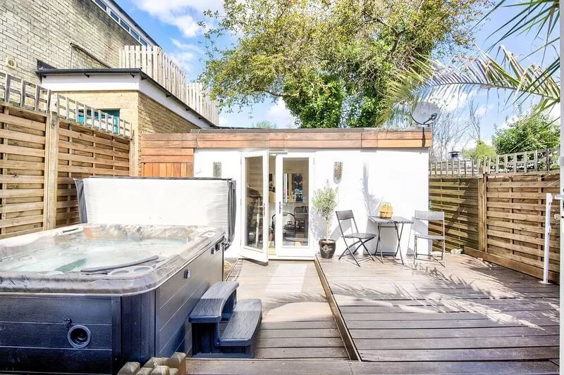 Stunning 4 Bedroom House - Hot tub+Gym - Sleeps upto 8 -Escape London, in London