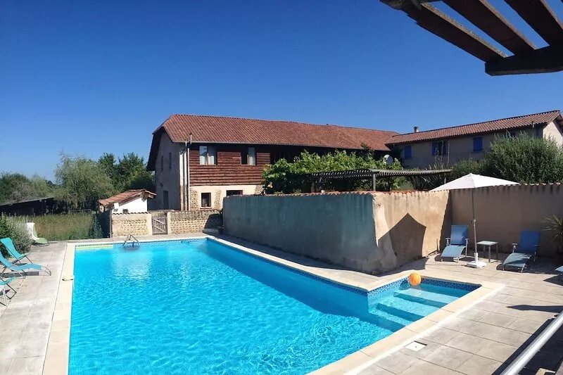 Family & pet friendly farmhouse in a quiet village