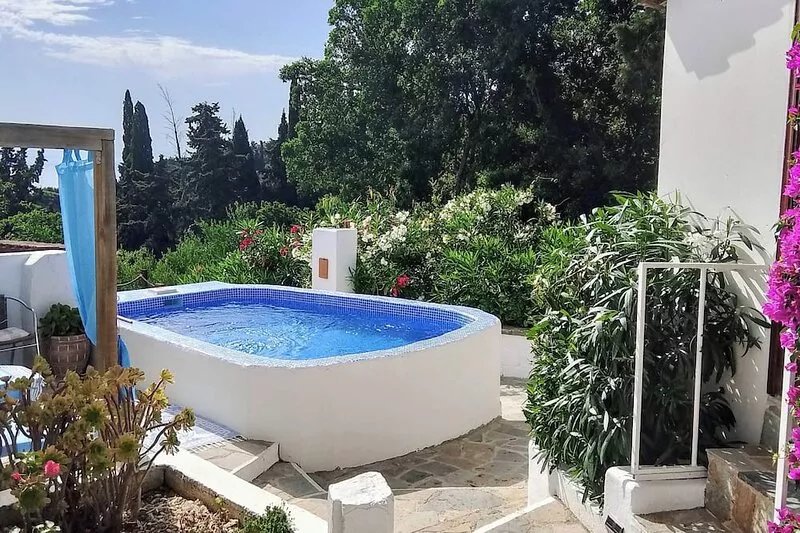 Voro Cottage, Lithakia Village, private plunge pool and panoramic sea views.