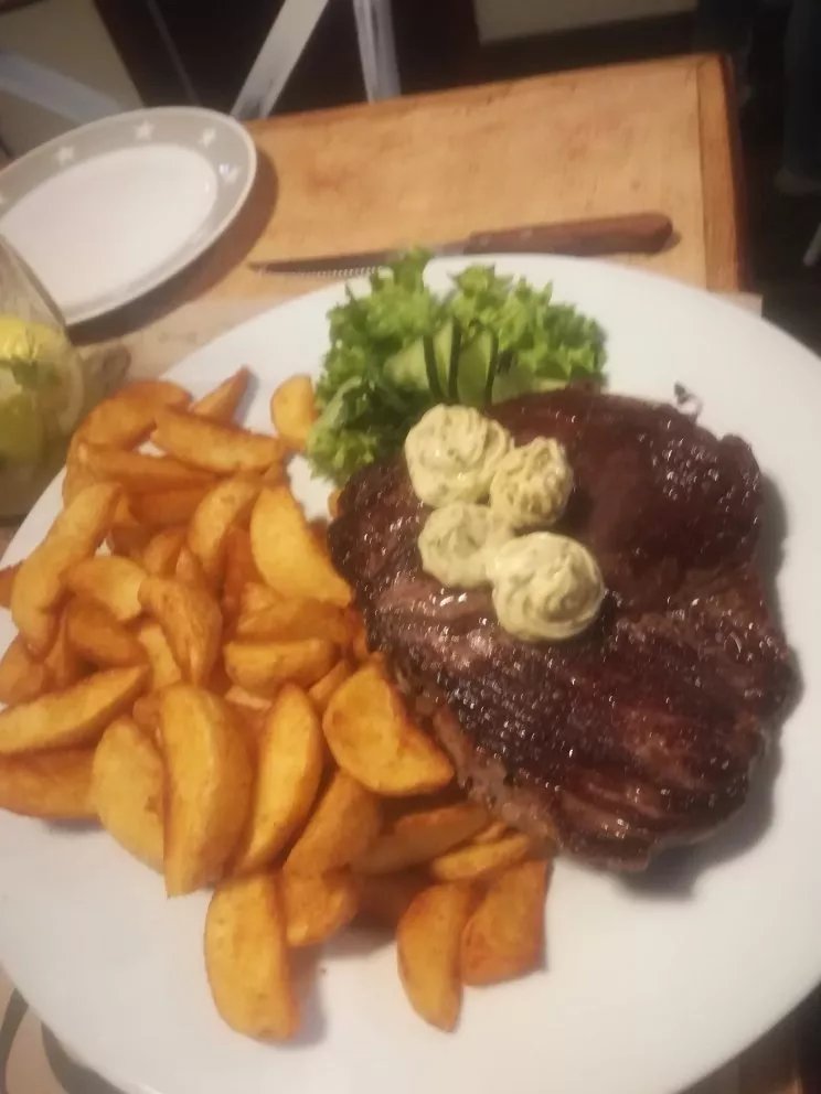 Tonett Pub Etterem Es Pizzeria