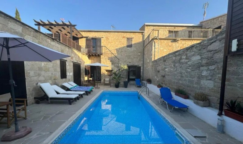 Vrakas House