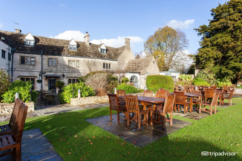 The Bear of Rodborough Hotel