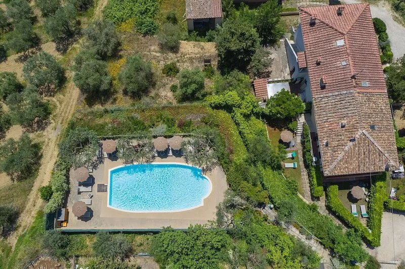 PASSERO:Peaceful farmhouse close to Tuscany 's best treasures, 1 mile from shops
