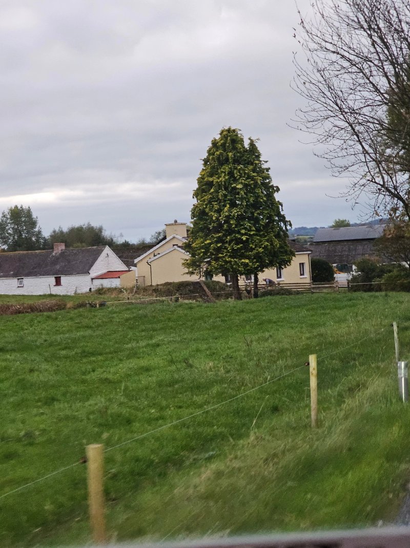 Old Style Traditional Irish Farmhouse with mod - cons, also Wifi included free.