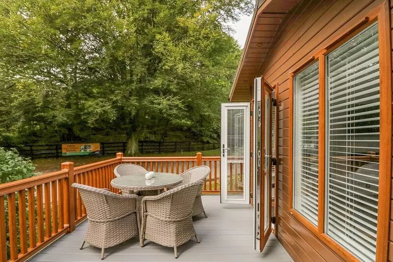 WILLOWS LODGE, pet friendly, with a garden in White Cross Bay