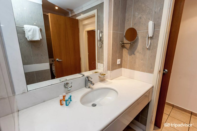 Cape Kanapitsa Hotel & Suites