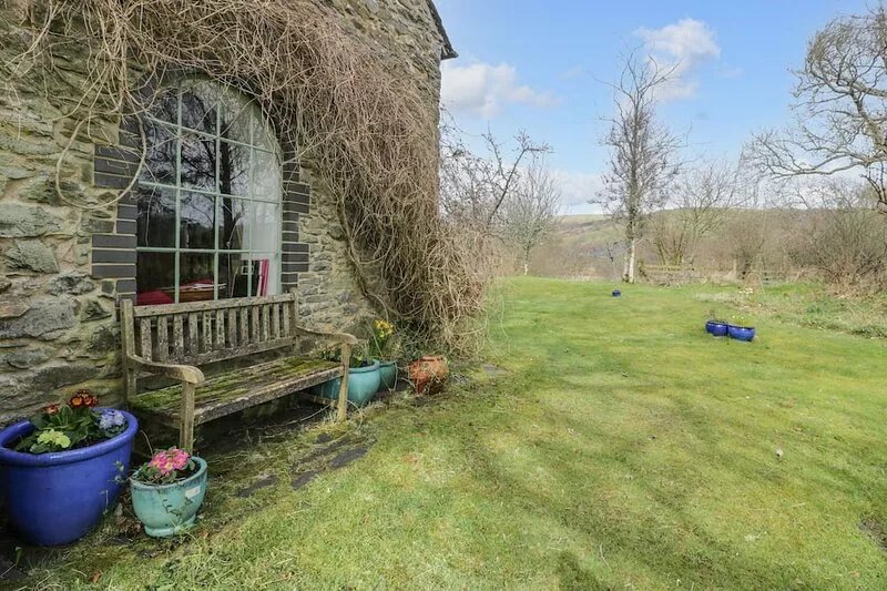 BEUDY DOLPEBYLL, family friendly, with open fire in Llangadfan