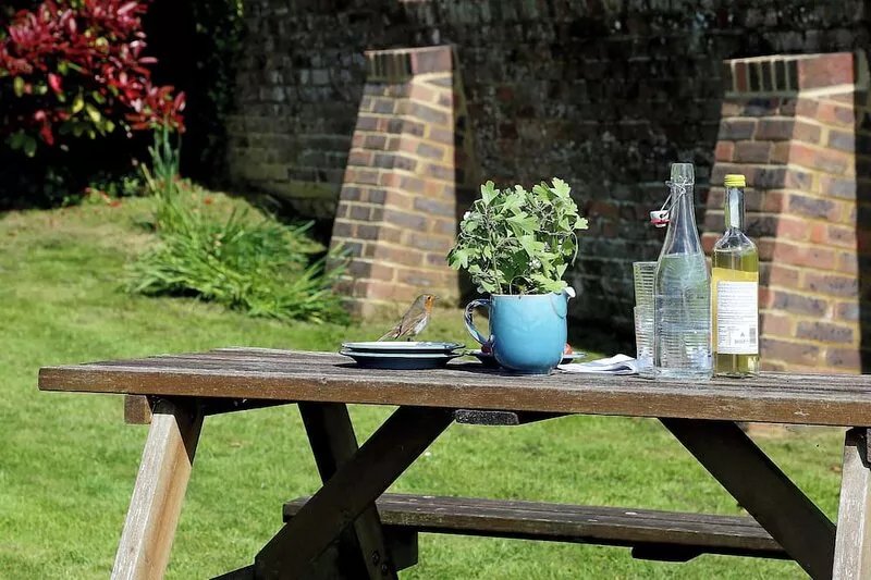 Snug, traditional and romantic perfect for that weekend getaway.