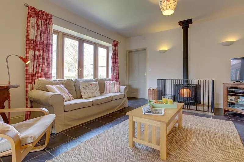 Wash House - sleeps 6 guests  in 3 bedrooms