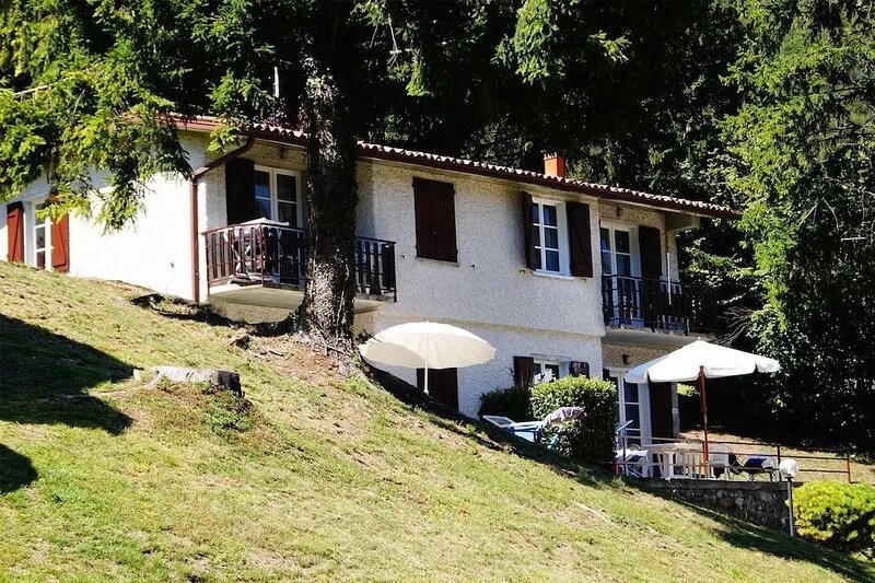 Directly on the lake with panoramic views